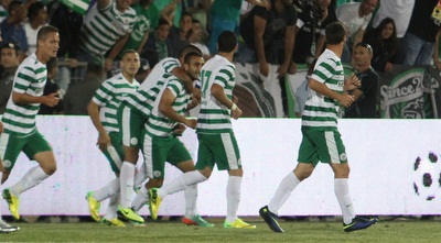 שחקני מכבי חיפה חוגגים (עמית מצפה)