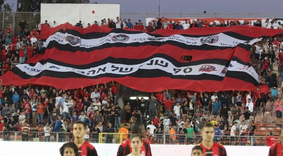 אוהדי הפועל חיפה. מאמינים שהם יגיעו בסופו של דבר (עמית מצפה) אוהדי הפועל חיפה. מאמינים שהם יגיעו בסופו של דבר (עמית מצפה)