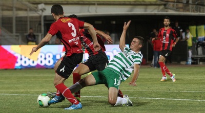 רז מאיר מנסה לחטוף לאורי כהן (עמית מצפה)