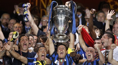 חאבייר זאנטי מניף את גביע האלופות (רויטרס) חאבייר זאנטי מניף את גביע האלופות (רויטרס)