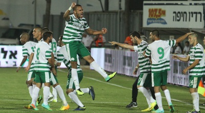 שחקני מכבי חיפה חוגגים (עמית מצפה)