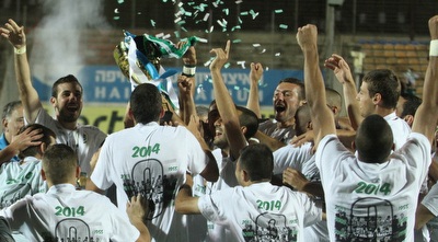 מכבי חיפה חוגגת את הזכייה בגביע (עמית מצפה)