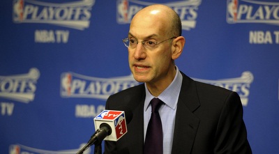 אדם סילבר במסיבת העיתונאים. צפוי קרב עיקש (רויטרס)