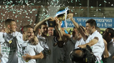 מכבי חיפה חוגגת את הזכייה בגביע (עמית מצפה)