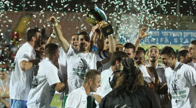 מכבי חיפה חוגגת את הזכייה בגביע (עמית מצפה)