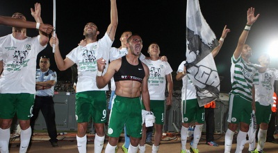 שחקני מכבי חיפה חוגגים (עמית מצפה)