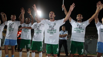 שחקני מכבי חיפה חוגגים (עמית מצפה)