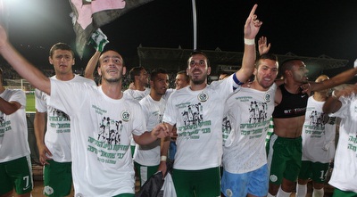 שחקני מכבי חיפה חוגגים (עמית מצפה)