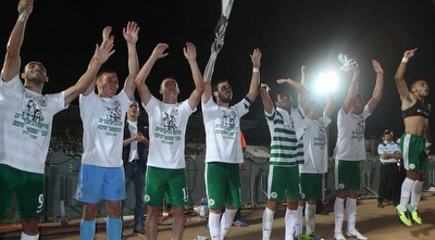 שחקני מכבי חיפה חוגגים (עמית מצפה)