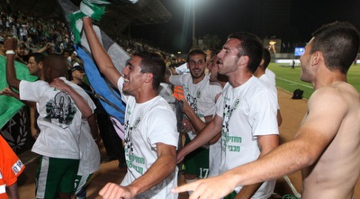 שחקני מכבי חיפה חוגגים (עמית מצפה)