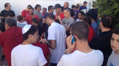 אוהדי ב&qout;ש חולקים כבוד ללופא קדוש (וסרמיליה) (ONE)