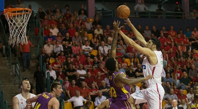 ליאור אליהו עולה לסל. מוביל את ירושלים
