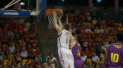 פרחוסקי עולה לסל (אוהד צויגנברג, ynet ספורט)