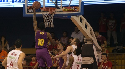 קנדי עולה לסל (אוהד צויגנברג, ynet ספורט)