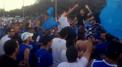 אוהדי הפועל פ&qout;ת חוגגים עם השחקנים בצומת התשבי (החזית הכחולה) (ONE)