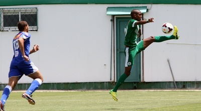 מיכה לאוטה משתלט על הכדור (חגי ניזרי)