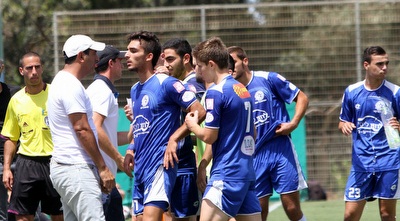 שחקני פ&qout;ת חוגגים (חגי ניזרי)