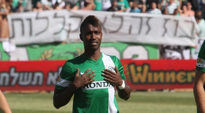 טוואטחה על רקע השלט נגדו (עמית מצפה)