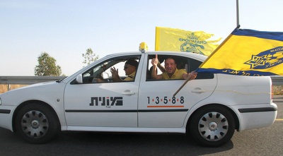 אוהדי מכבי במונית (רדאד ג´בארה) אוהדי מכבי במונית (רדאד ג´בארה)
