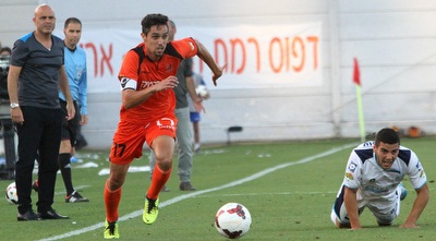 איציק עזוז פורץ (חגי ניזרי)