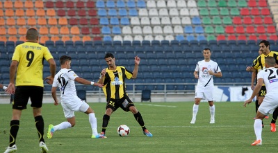 אופיר קריאף מוקף בשחקני עכו  (אור בן חקון) (ONE)