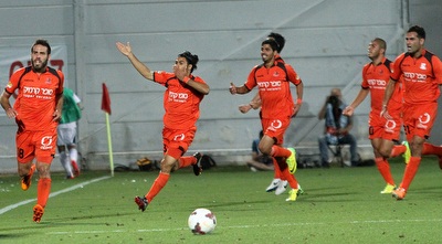 שחקני בני יהודה חוגגים (חגי ניזרי)