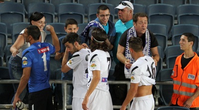 שחקני עכו חוגגים בסיום (אורן בן חקון) (ONE)