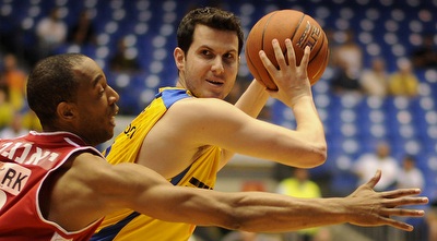 יאנגר שומר על פניני (ONE) יאנגר שומר על פניני (ONE)