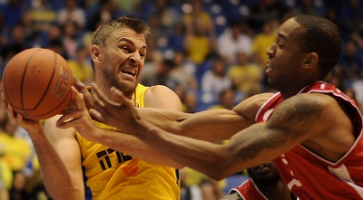 יאנגר משגיח על ז´יז´יץ´ (יובל חן, ynet ספורט) יאנגר משגיח על ז´יז´יץ´ (יובל חן, ynet ספורט)