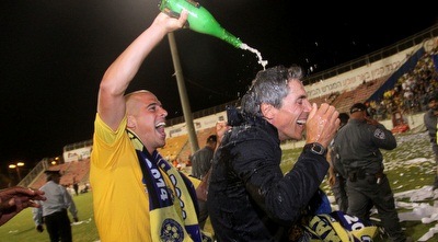 בן חיים שופך שמפניה על סוזה (רדאד ג´בארה) בן חיים שופך שמפניה על סוזה (רדאד ג´בארה)