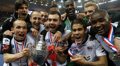 שחקני גנגאן חוגגים את הזכייה בגביע (רויטרס)