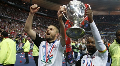 לדיסלאס דוניאמה ולורן דוס סנטוס עם הגביע (רויטרס)