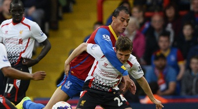 ג´ו אלן מוקף בשחקני קריסטל פאלאס (רויטרס)