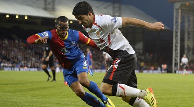 לואיס סוארס מול הגנת קריסטל פאלאס (רויטרס)