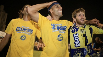 ראדי חוגג אליפות עם שרן ייני (מיכה בננו) ראדי חוגג אליפות עם שרן ייני (מיכה בננו)