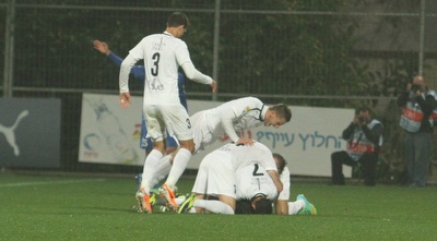 שחקני ק&qout;ש חוגגים (עמית מצפה) שחקני ק&qout;ש חוגגים (עמית מצפה)