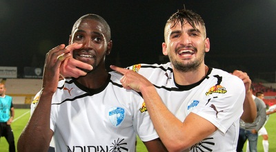 וובה בראון חוגג עם דוד מנגה. הביא גביע (שי לוי) וובה בראון חוגג עם דוד מנגה. הביא גביע (שי לוי)