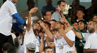 שחקני ק&qout;ש חוגגים עם הגביע (רדאד ג´בארה) שחקני ק&qout;ש חוגגים עם הגביע (רדאד ג´בארה)