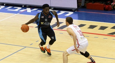 מתן נאור שומר על וייט (חגי ניזרי) מתן נאור שומר על וייט (חגי ניזרי)