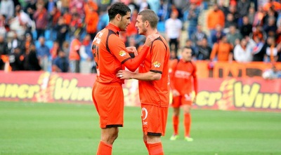 אביב חדד עם ג´יימס קין (משה חרמון)