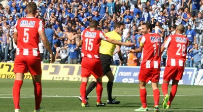 נצרת עלית מתווכחת על הפנדל (משה חרמון) נצרת עלית מתווכחת על הפנדל (משה חרמון)