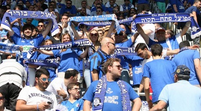 אוהדי הפועל פ&qout;ת. יצרו תפאורה יפה (משה חרמון) אוהדי הפועל פ&qout;ת. יצרו תפאורה יפה (משה חרמון)