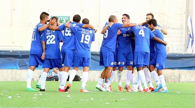 הפועל פ&qout;ת חוגגת את הגול השלישי (משה חרמון) הפועל פ&qout;ת חוגגת את הגול השלישי (משה חרמון)