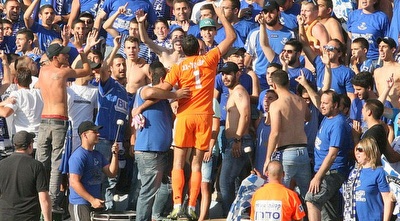 אבי איבגי חוגג עם האוהדים (משה חרמון) אבי איבגי חוגג עם האוהדים (משה חרמון)