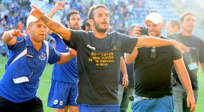 איתי אלקסלסי חוגג העפלה לליגת העל (משה חרמון) איתי אלקסלסי חוגג העפלה לליגת העל (משה חרמון)