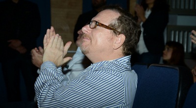 רוזן צופה בסרט (ראובן כהן) (ONE)