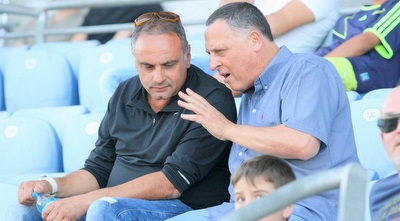 שמעון הדרי ביציע של אצטדיון המושבה (משה חרמון) שמעון הדרי ביציע של אצטדיון המושבה (משה חרמון)