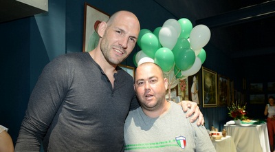 קוזי´קרו עם &qout;חולצה אפורה&qout; (ראובן כהן)