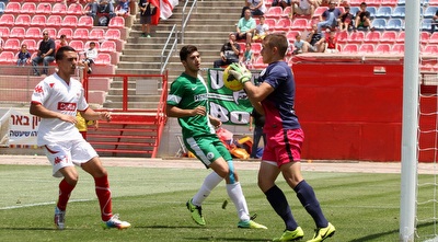 בומשטיין עם הכדור (חגי ניזרי) בומשטיין עם הכדור (חגי ניזרי)