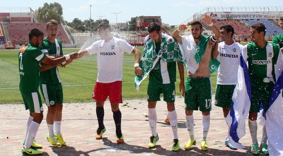 שחקני מכבי חיפה חוגגים (חגי ניזרי) שחקני מכבי חיפה חוגגים (חגי ניזרי)
